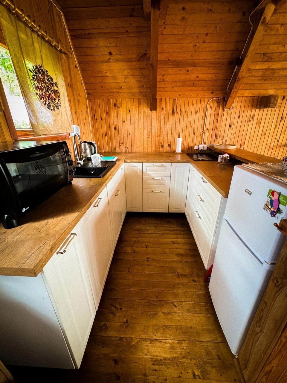 Kitchen or kitchenette, dishwasher, stove