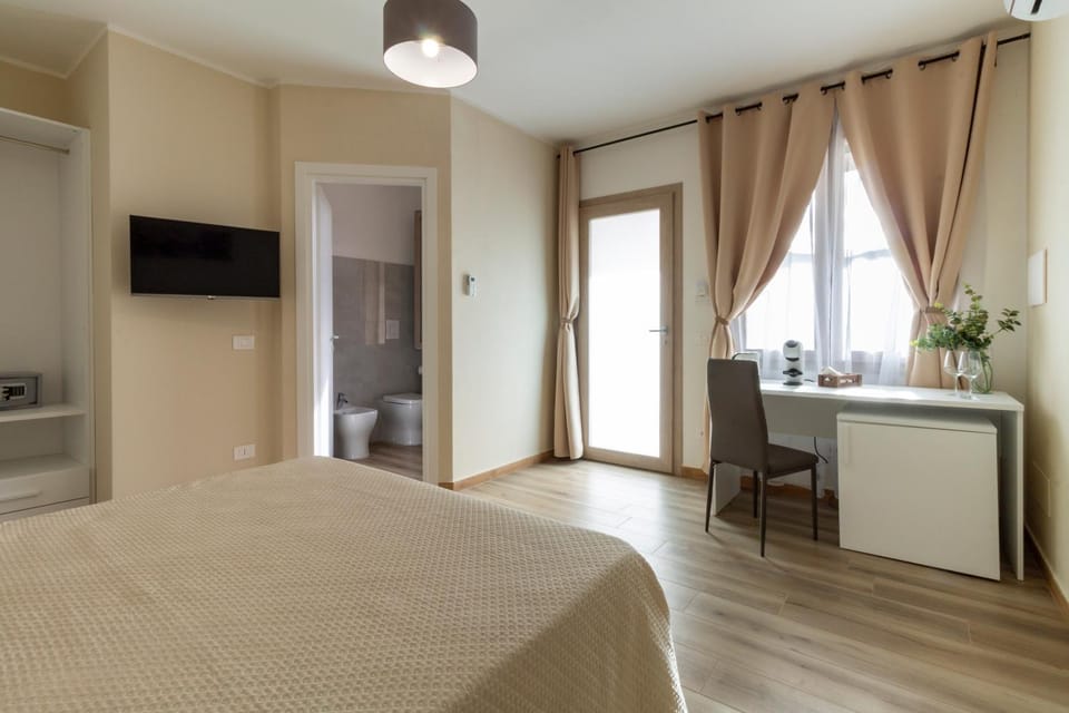 Bathroom, Photo of the whole room, Seating area, safe