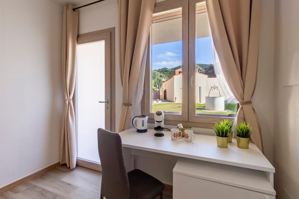 Photo of the whole room, Seating area, Bedroom, Garden view