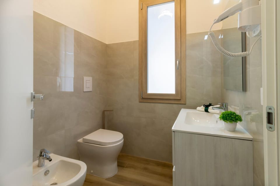 Shower, Toilet, Bathroom, bidet, towels