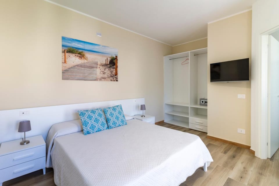 Bed, TV and multimedia, Photo of the whole room, Decorative detail, safe, wardrobe