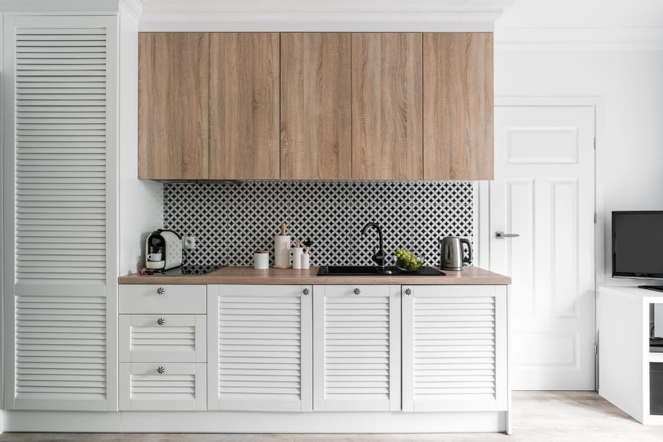Coffee/tea facilities, Kitchen or kitchenette, stove