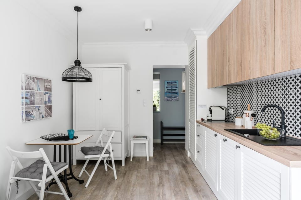 Kitchen or kitchenette, Dining area, oven, stove