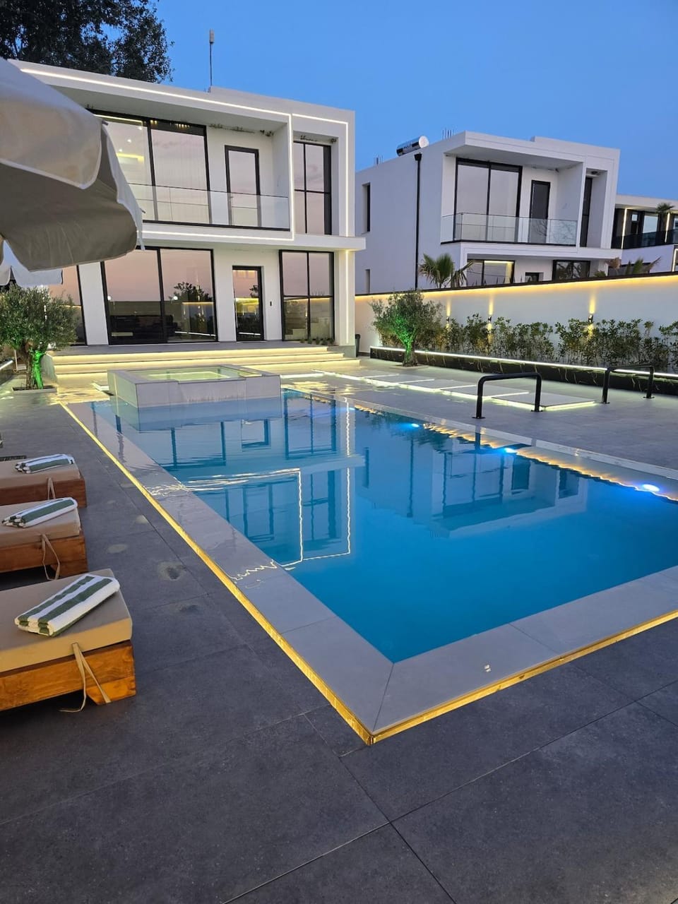 Property building, Day, Pool view, Swimming pool, sunbed