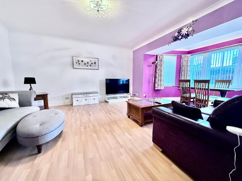 Spacious Iconic Lesmurdie House 2 bed, free WiFi and Parking Apartment in Elgin