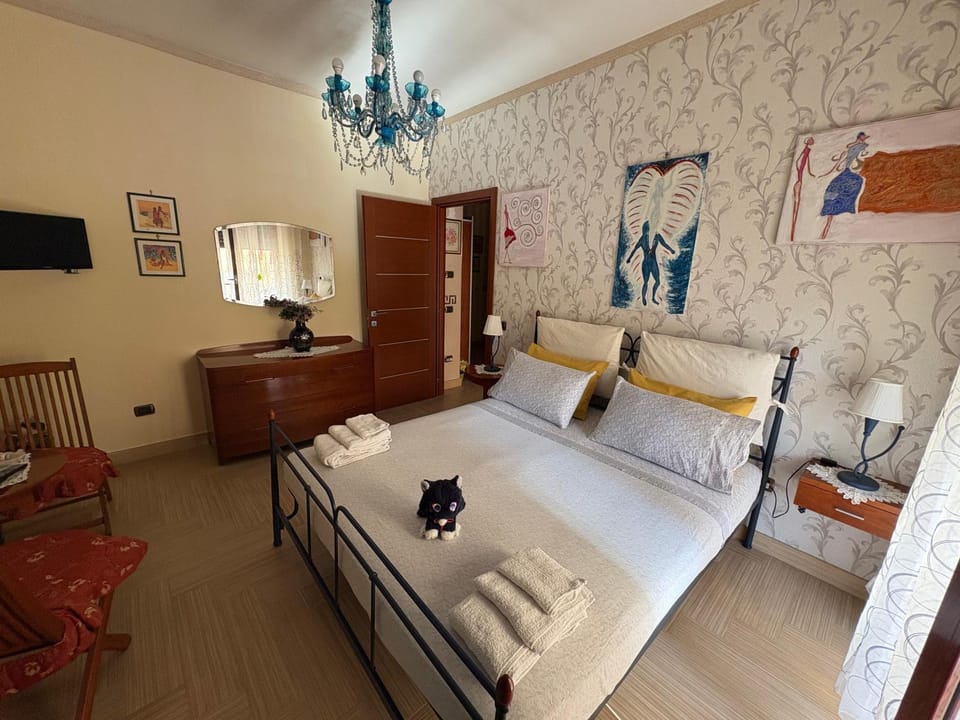 Bed, TV and multimedia, Photo of the whole room, Bedroom, towels, wardrobe