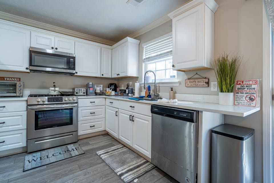 Kitchen or kitchenette, dishwasher, oven, toaster