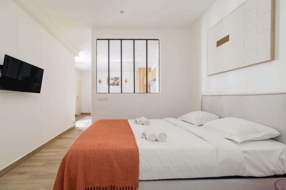 Bed, TV and multimedia, Photo of the whole room, Bedroom, towels