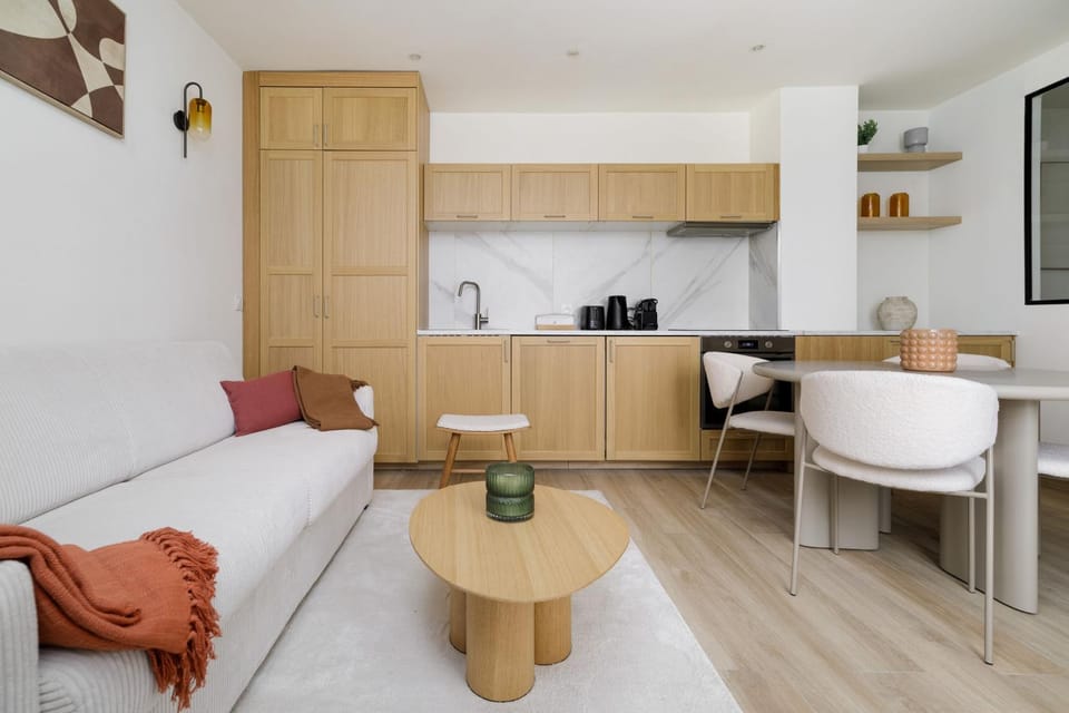 Kitchen or kitchenette, Living room, Seating area, Dining area, minibar, oven, pet friendly, stove