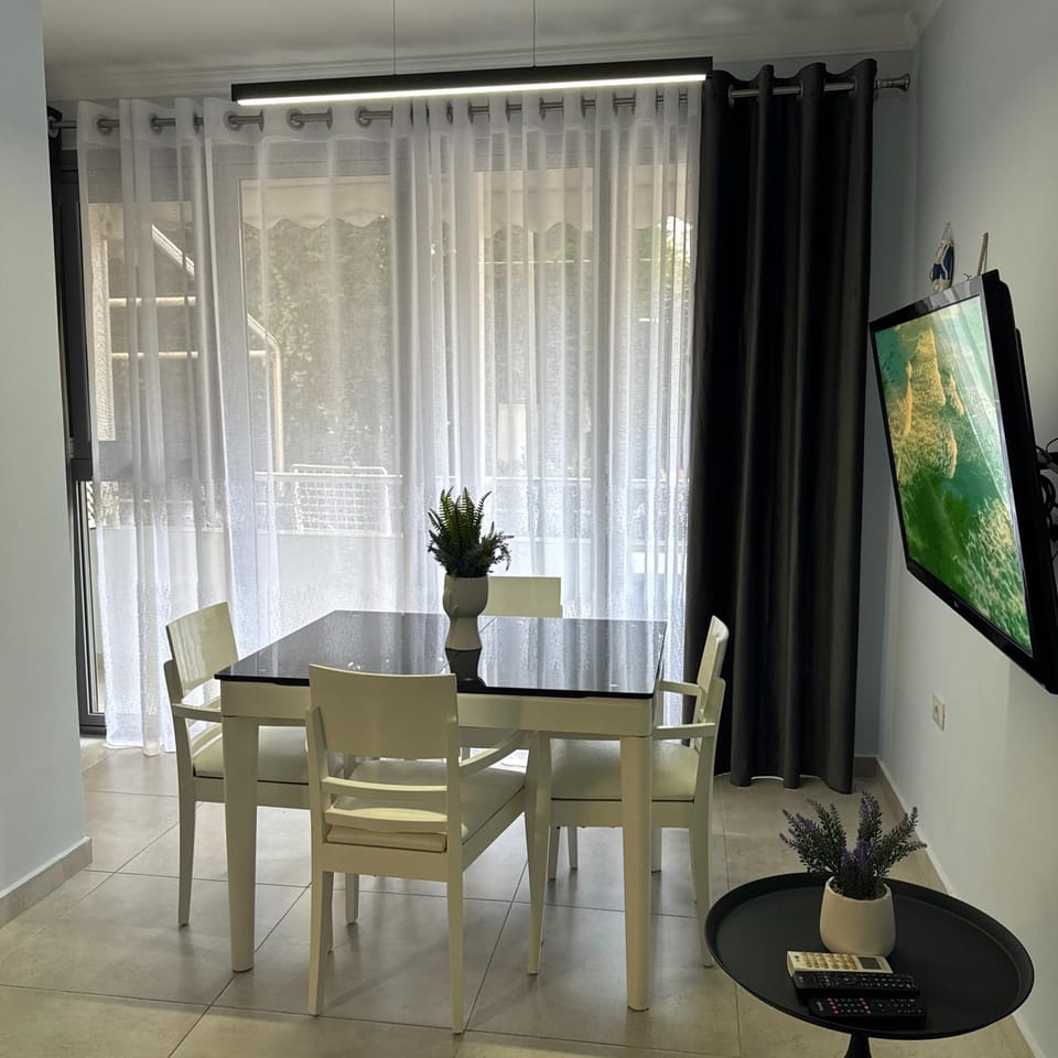 TV and multimedia, Living room, Seating area, Dining area