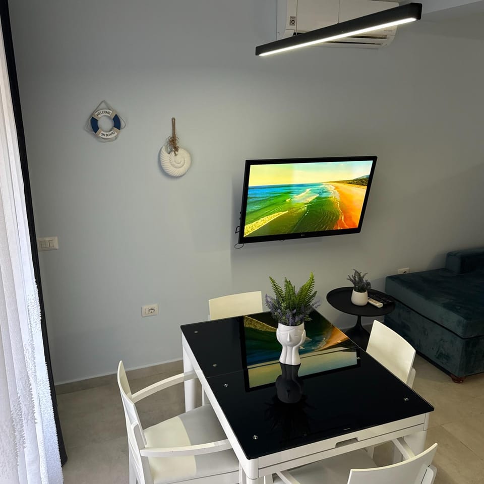 Communal lounge/ TV room, TV and multimedia, Living room, Seating area, Dining area, Evening entertainment