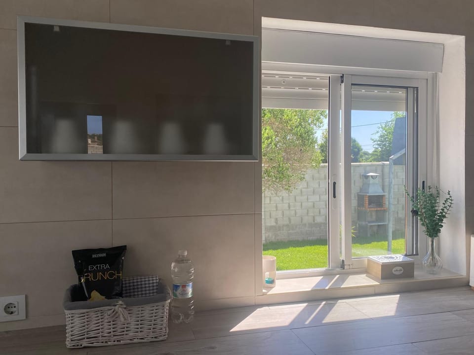 Kitchen or kitchenette, Garden view