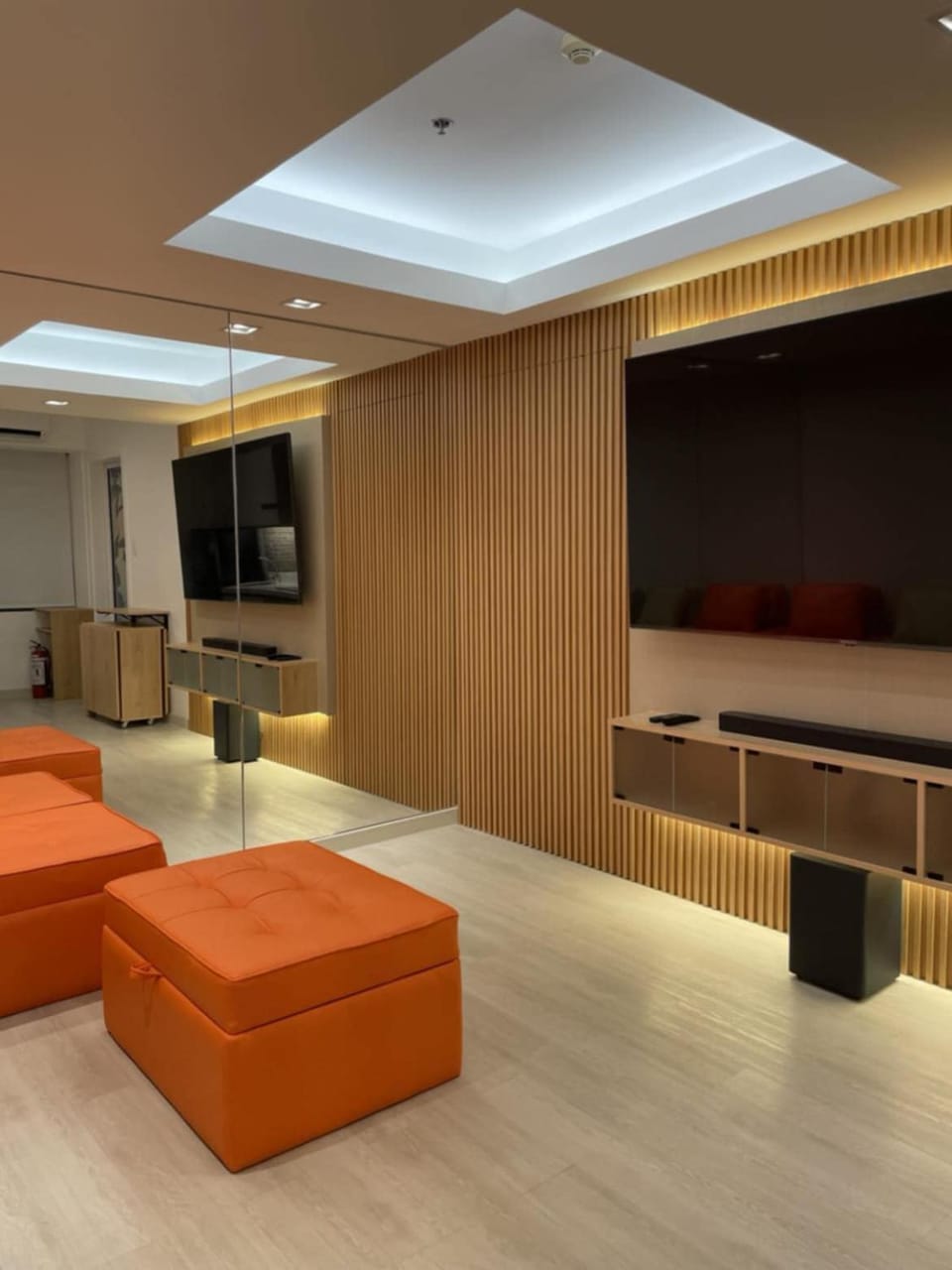 TV and multimedia, Living room, Seating area, Evening entertainment