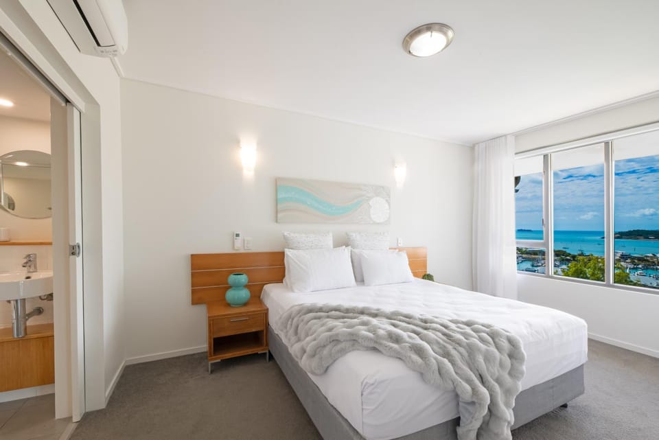 Bed, Natural landscape, Photo of the whole room, Bedroom, Sea view, towels