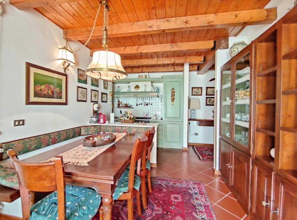 Kitchen or kitchenette, Living room, Seating area, Dining area, internet, stove