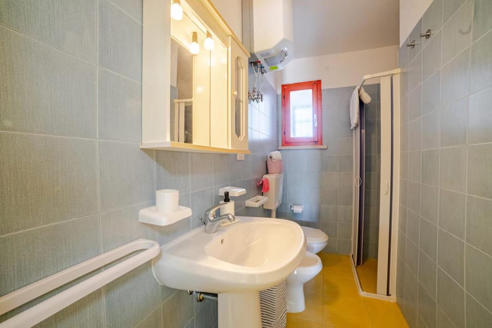 Shower, Toilet, Bathroom, bidet, towels