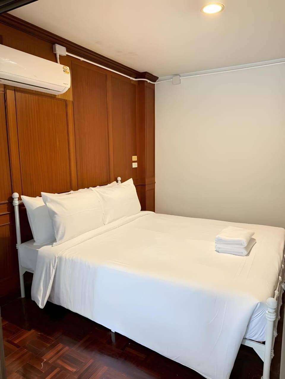 Bed, Photo of the whole room, Bedroom, towels, air conditioner