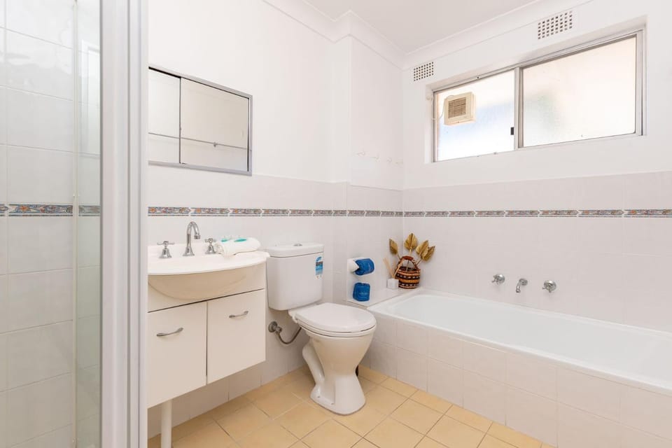 Shower, Toilet, Bathroom, Bath, towels