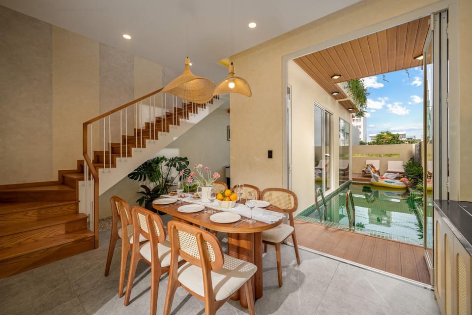 Seating area, Dining area, Pool view