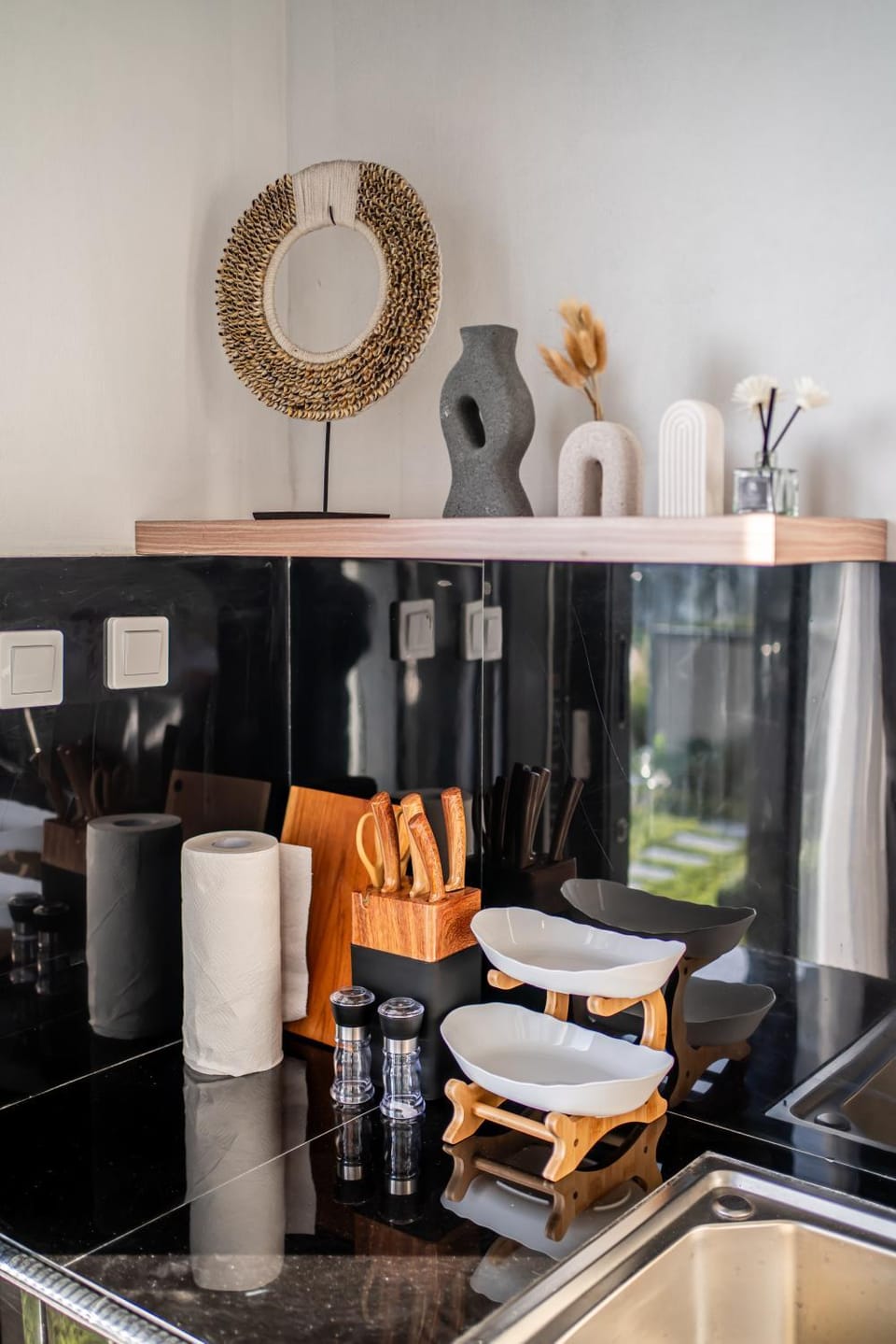 Kitchen or kitchenette, minibar