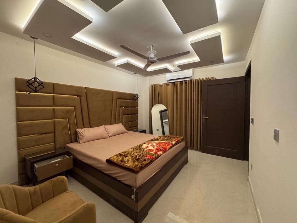 Bed, Seating area, Bedroom, air conditioner