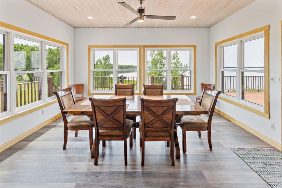 4BR Lakefront - Fishing, Dogs OK - Devils Lake Villa in North Dakota
