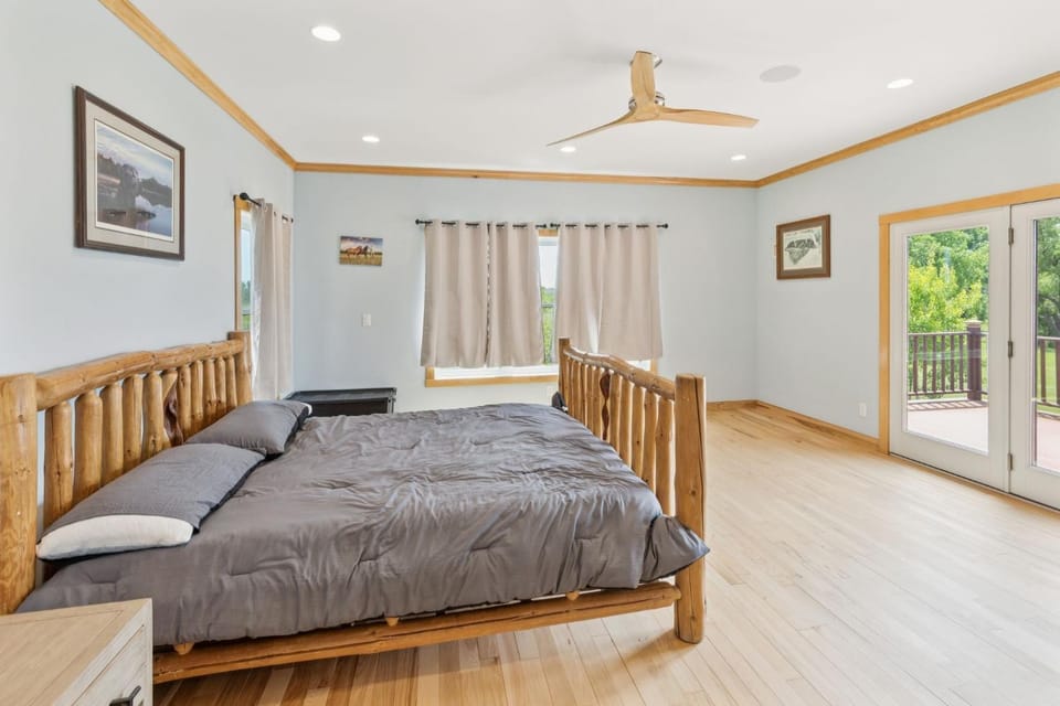 4BR Lakefront - Fishing, Dogs OK - Devils Lake Villa in North Dakota