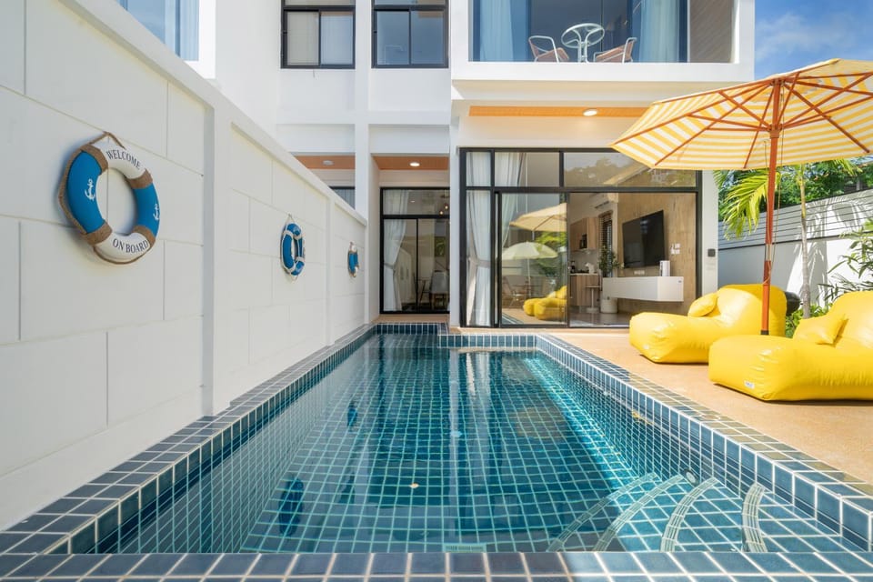 Property building, Patio, Day, Pool view, Swimming pool, Swimming pool, sunbed