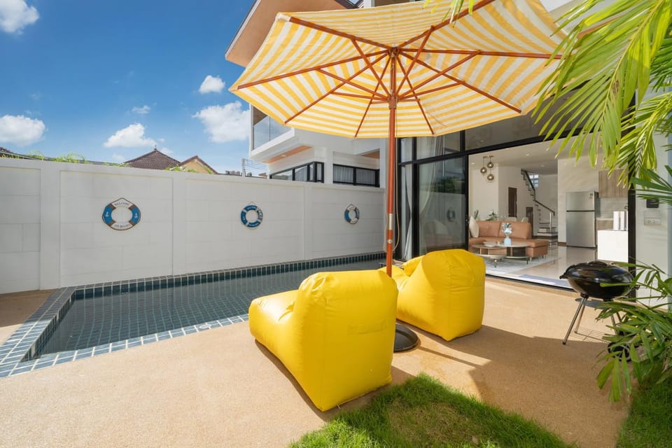 Property building, Day, View (from property/room), Balcony/Terrace, Seating area, Pool view, Swimming pool, sunbed