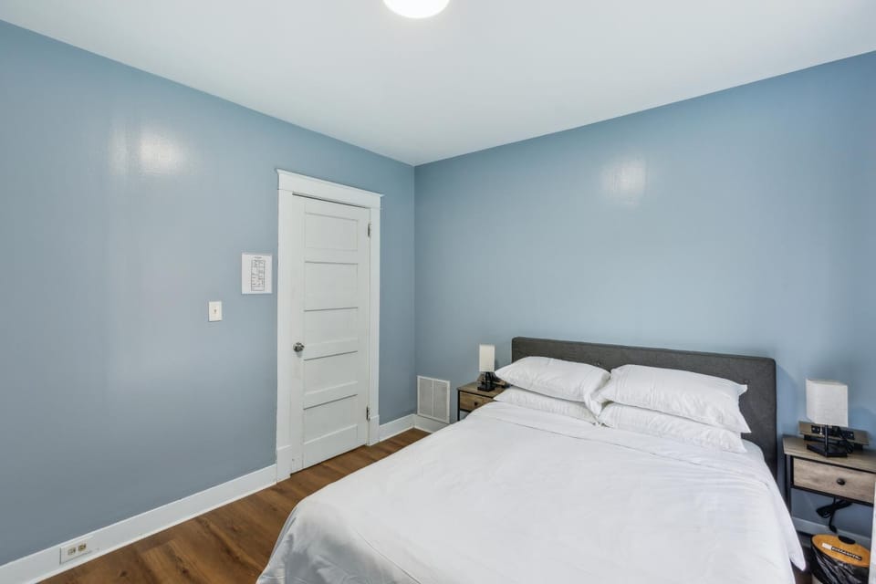 Comfy 3BR Flat Close to the Falls apts Apartment in Niagara Falls