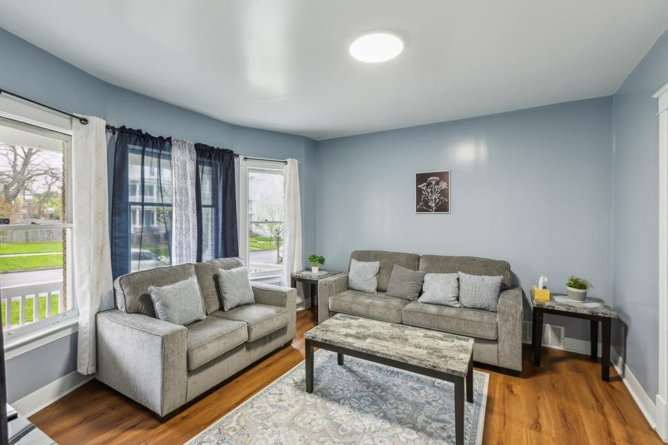 Comfy 3BR Flat Close to the Falls apts Apartment in Niagara Falls
