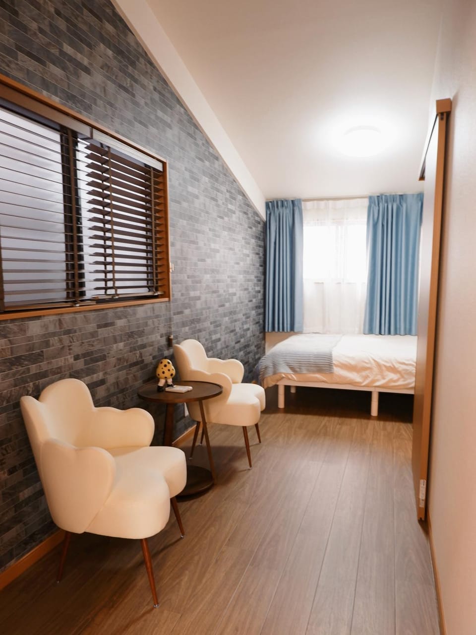 Photo of the whole room, Bedroom