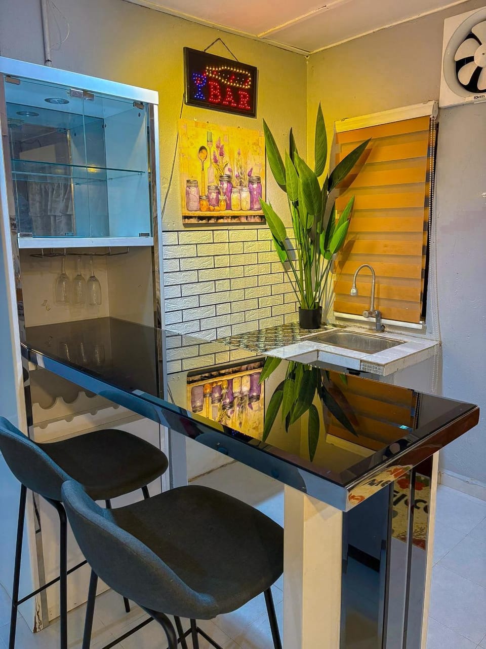 Kitchen or kitchenette, Dining area