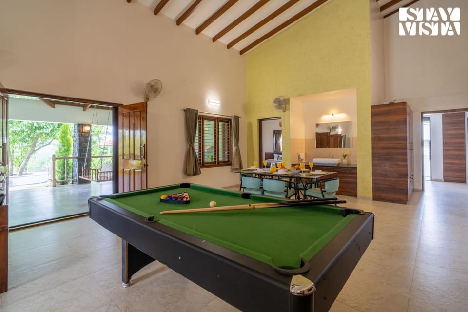 Billiard, Game Room