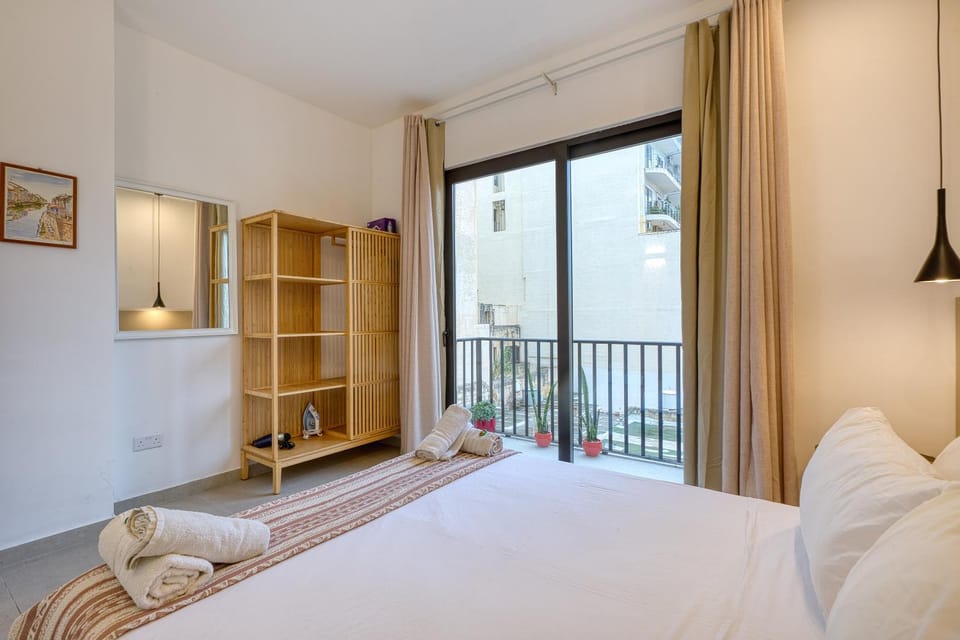 Modern Sliema Stay - Walk to Shops & Qui-Si-Sana Promenade Apartment in Sliema