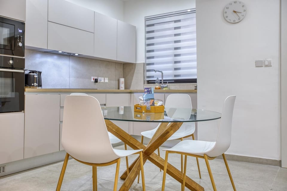Modern Sliema Stay - Walk to Shops & Qui-Si-Sana Promenade Apartment in Sliema
