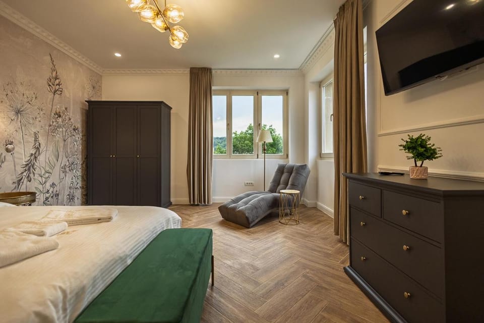 Bedroom, wardrobe