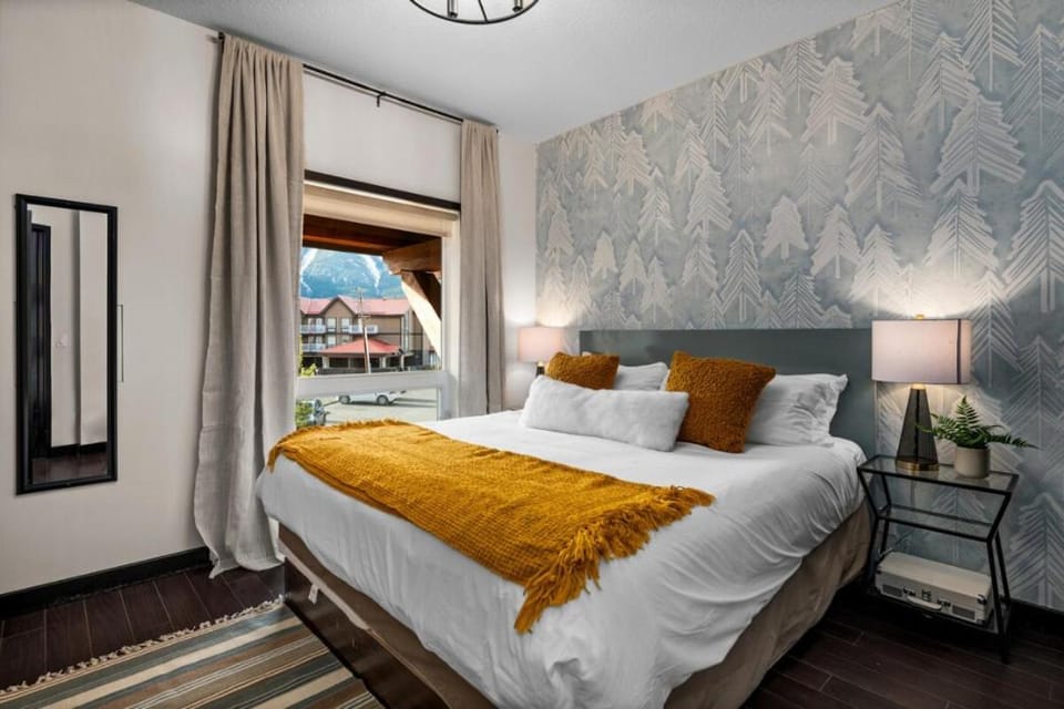 Chic Mountain View - Pool & HotTub - Fireplace - BBQ! Apartment in Canmore