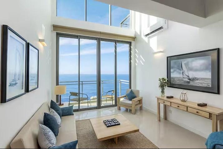 Communal lounge/ TV room, Living room, Seating area, Evening entertainment, Sea view