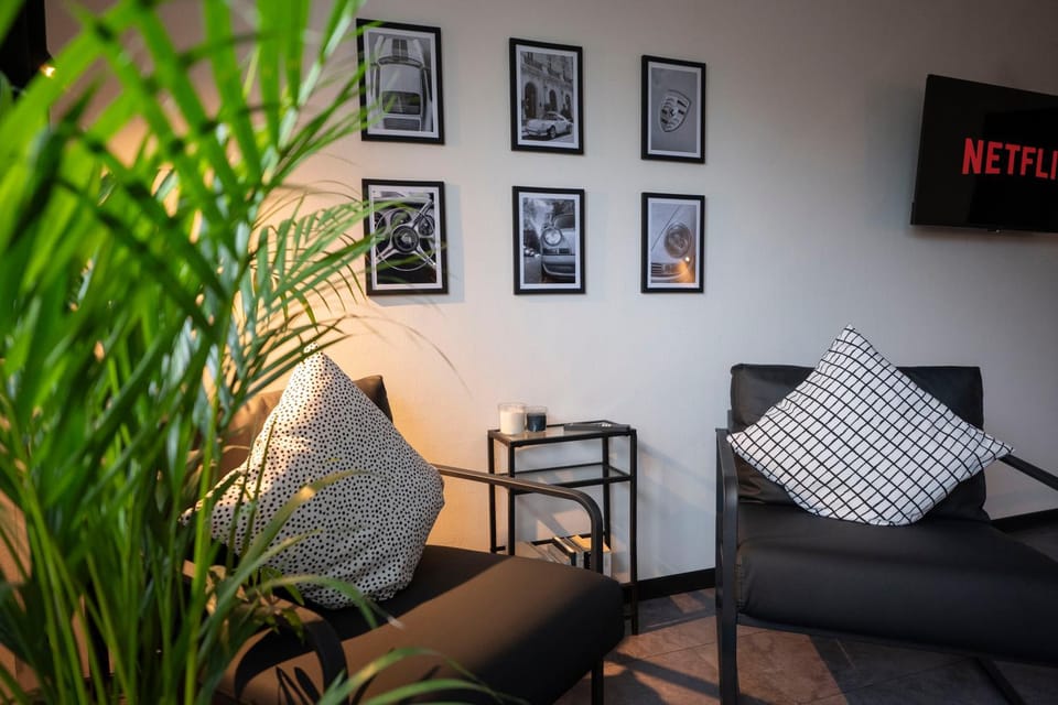 TV and multimedia, Living room, Seating area, Bedroom