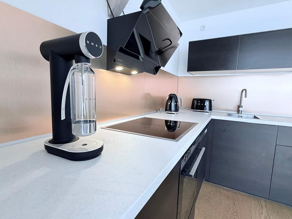 Coffee/tea facilities, Kitchen or kitchenette, stove, toaster