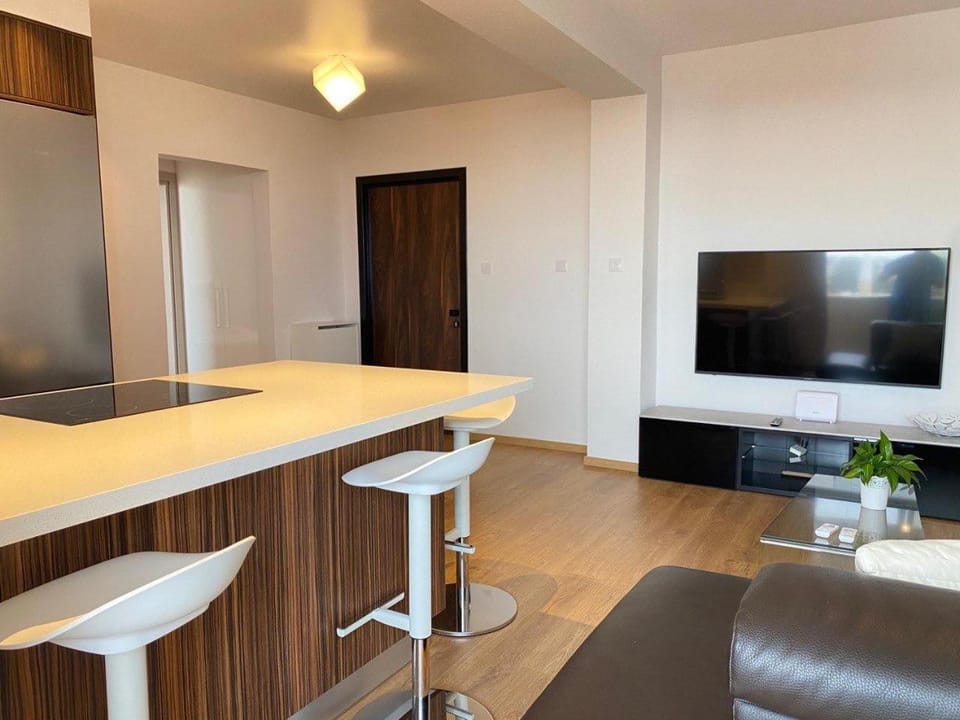 Communal lounge/ TV room, TV and multimedia, Kitchen or kitchenette, Living room, Seating area, Dining area, Evening entertainment