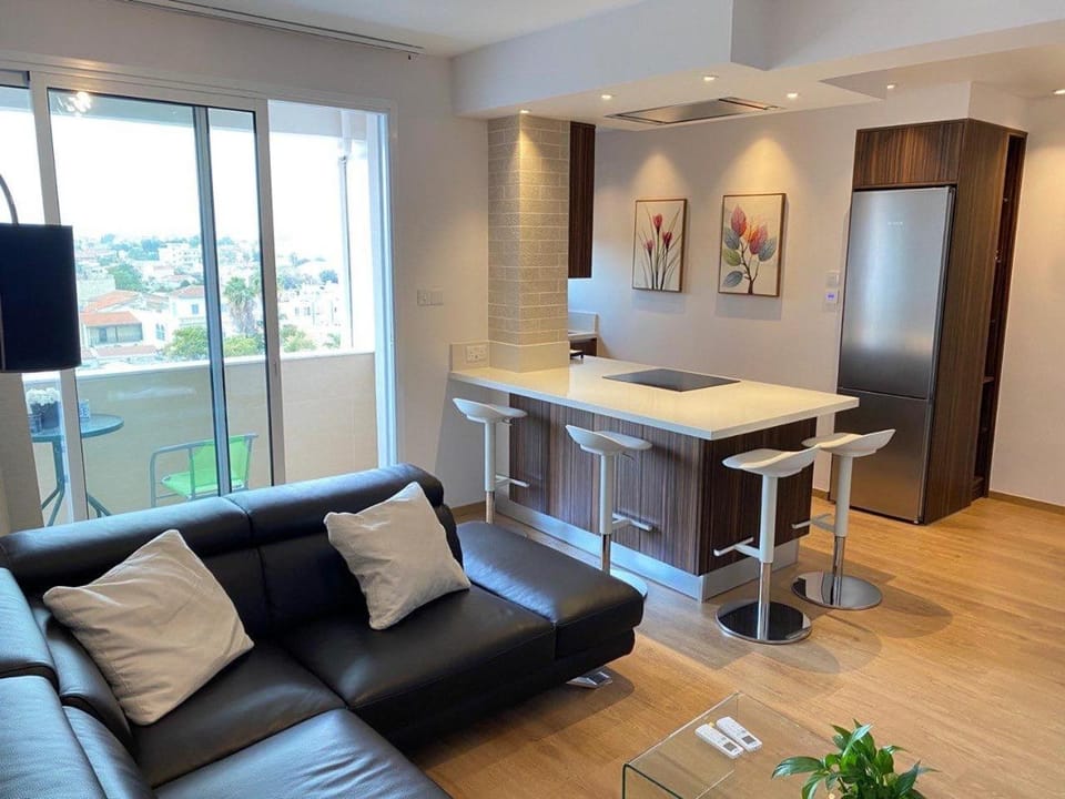 Kitchen or kitchenette, Living room, Seating area, Dining area, oven