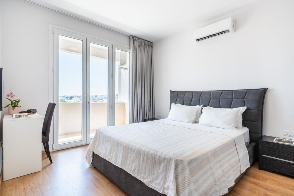 Bed, TV and multimedia, Photo of the whole room, Bedroom, air conditioner