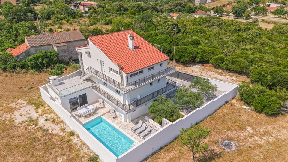 Property building, Restaurant/places to eat, Swimming pool, Breakfast