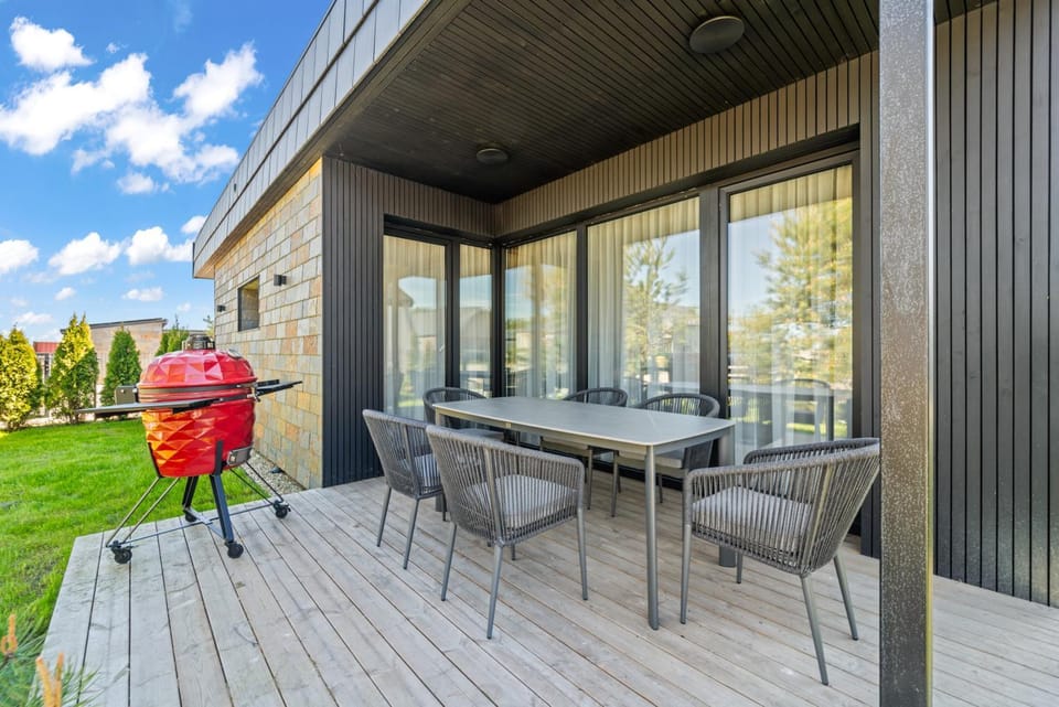 Patio, Spring, Day, BBQ facilities, BBQ facilities, Balcony/Terrace, Seating area, Garden view