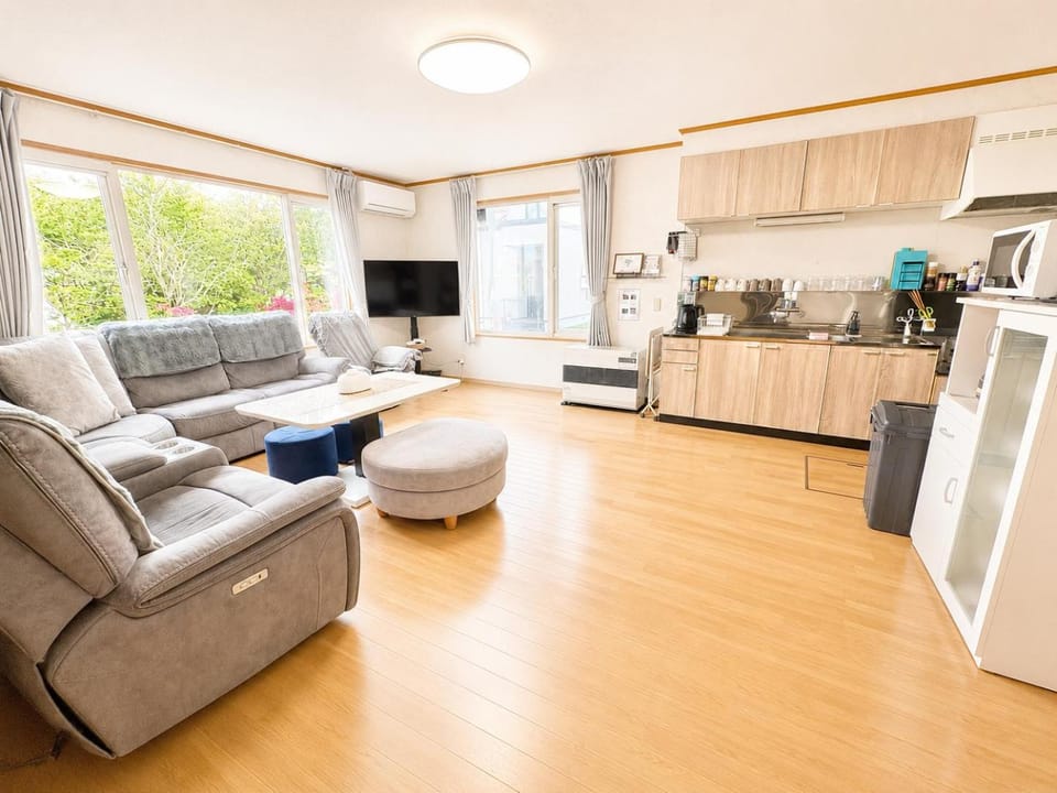 TV and multimedia, Kitchen or kitchenette, Living room