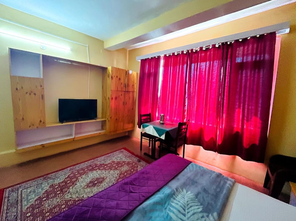 TV and multimedia, Lobby or reception, Evening entertainment, Bedroom