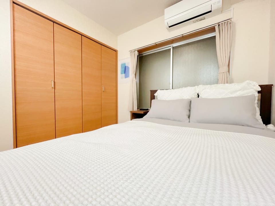 Bed, Bedroom, wardrobe, air conditioner
