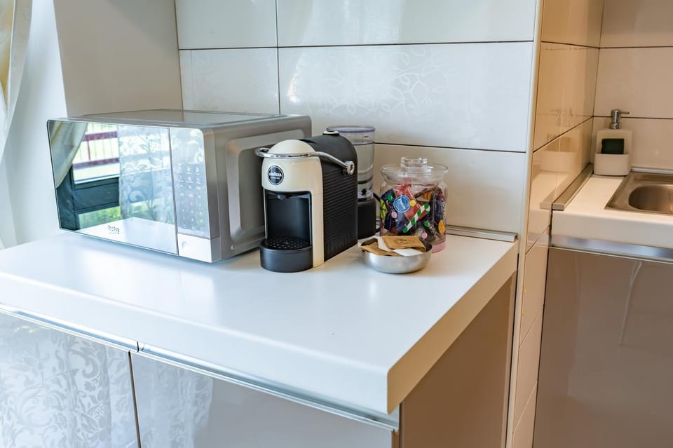 Coffee/tea facilities, microwave